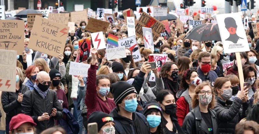 Polonia: mujeres enfurecidas toman las calles por el intento de prohibición del aborto