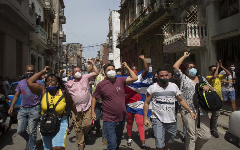 ¡Abajo el bloqueo estadounidense contra Cuba! Depende del pueblo cubano decidir