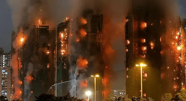 China: En el incendio de Hong Kong, los trabajadores en primera línea.