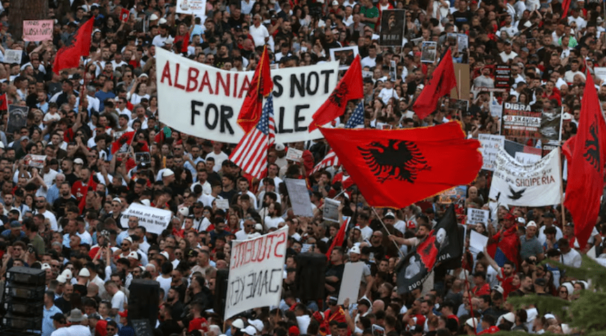 “¡Albania no está en venta!” Manifestaciones contra el proyecto político e inmobiliario del yerno de Trump.